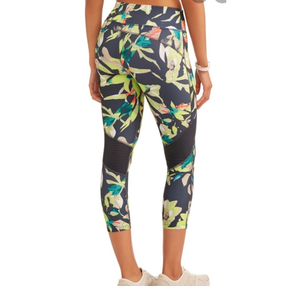 Avia multi floral Capri leggings gray background, size M hidden pocket, mesh